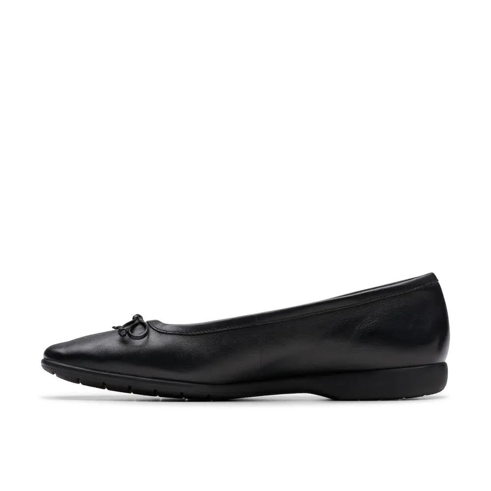 【Clarks】精緻工藝蝴蝶結娃娃鞋 (黑色)-UK3.5