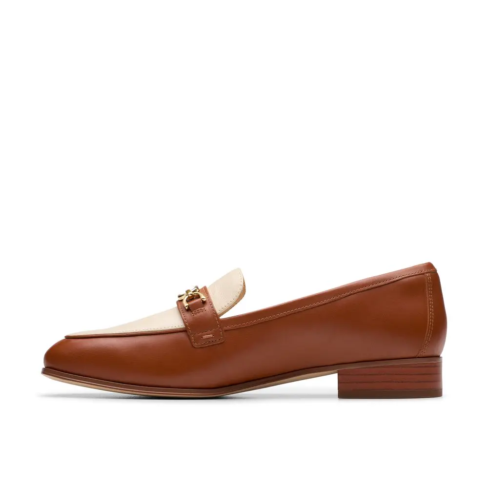 【Clarks】金屬飾釦時尚尖圓頭低跟樂福鞋 (棕色)-UK 5.5