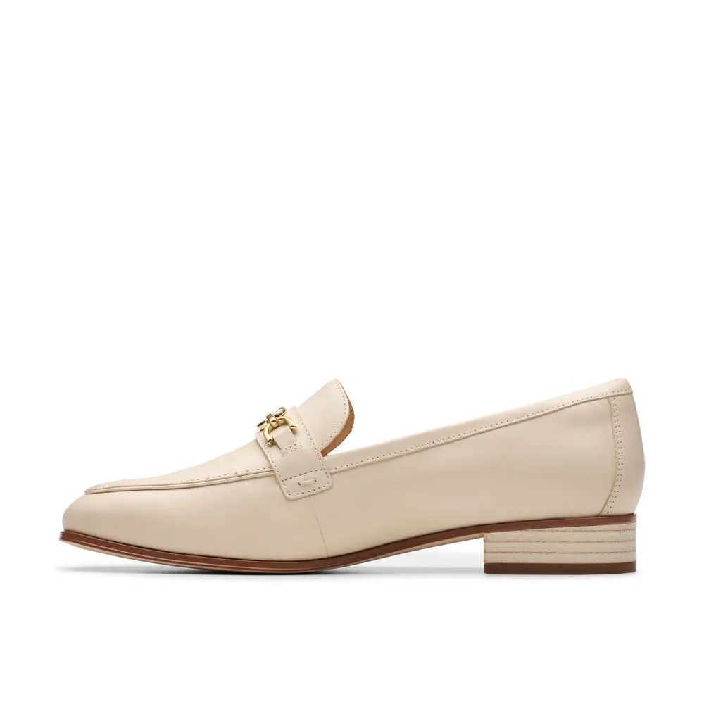 【Clarks】金屬飾釦時尚尖圓頭低跟樂福鞋 (奶油白)-UK 6.5