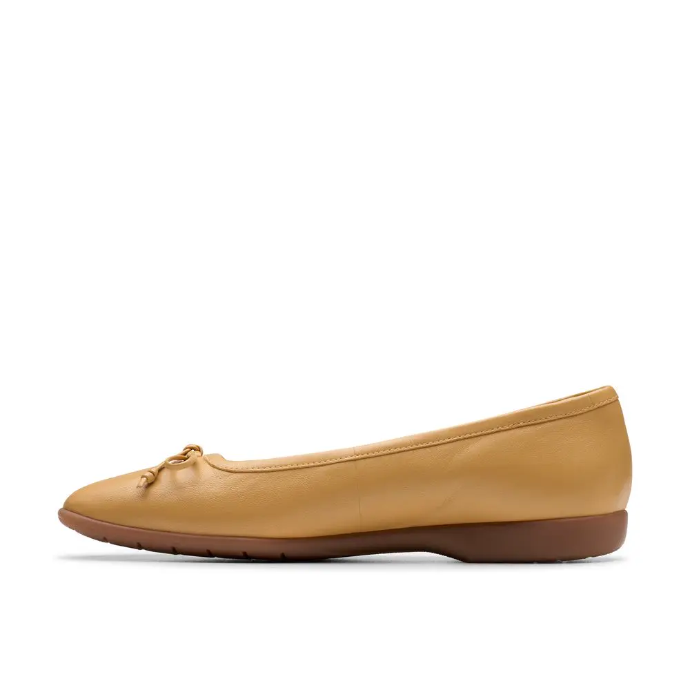 【Clarks】精緻工藝蝴蝶結娃娃鞋 (焦糖色)-UK 4.5