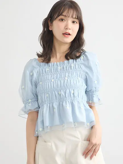 【earth music&ecology】花朵刺繡薄紗層疊設計方領短袖上衣-淡青色