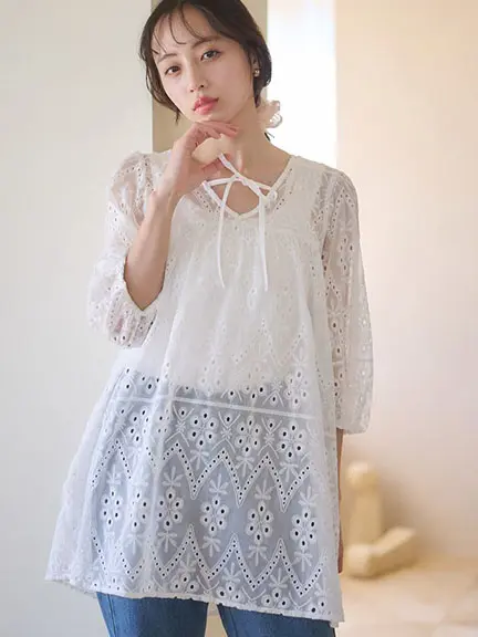 【earth music&ecology】鏤空刺繡V領綁結長版七分袖上衣-白色