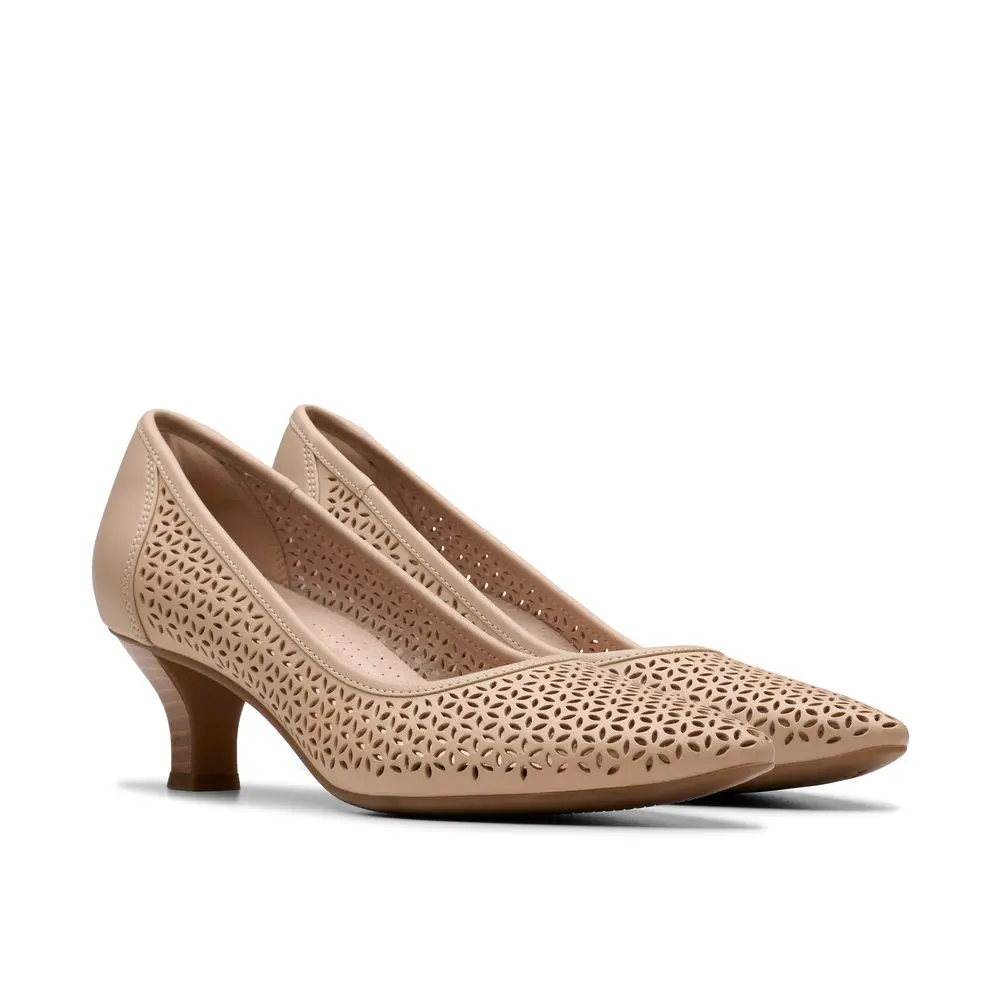 【Clarks】鏤空時尚尖頭高跟鞋 (白色)-UK 5