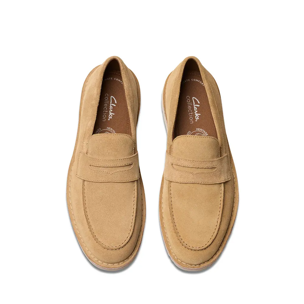 【CLARKS】EastridgeStep輕量寬楦傳統縫線樂福便士鞋 (淺棕色)